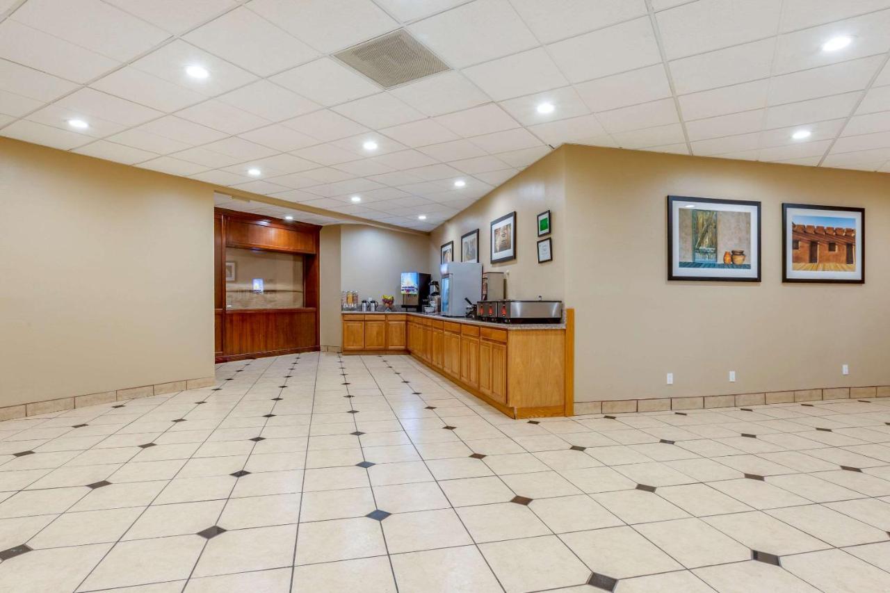 Clarion Inn & Suites Roswell Exterior foto